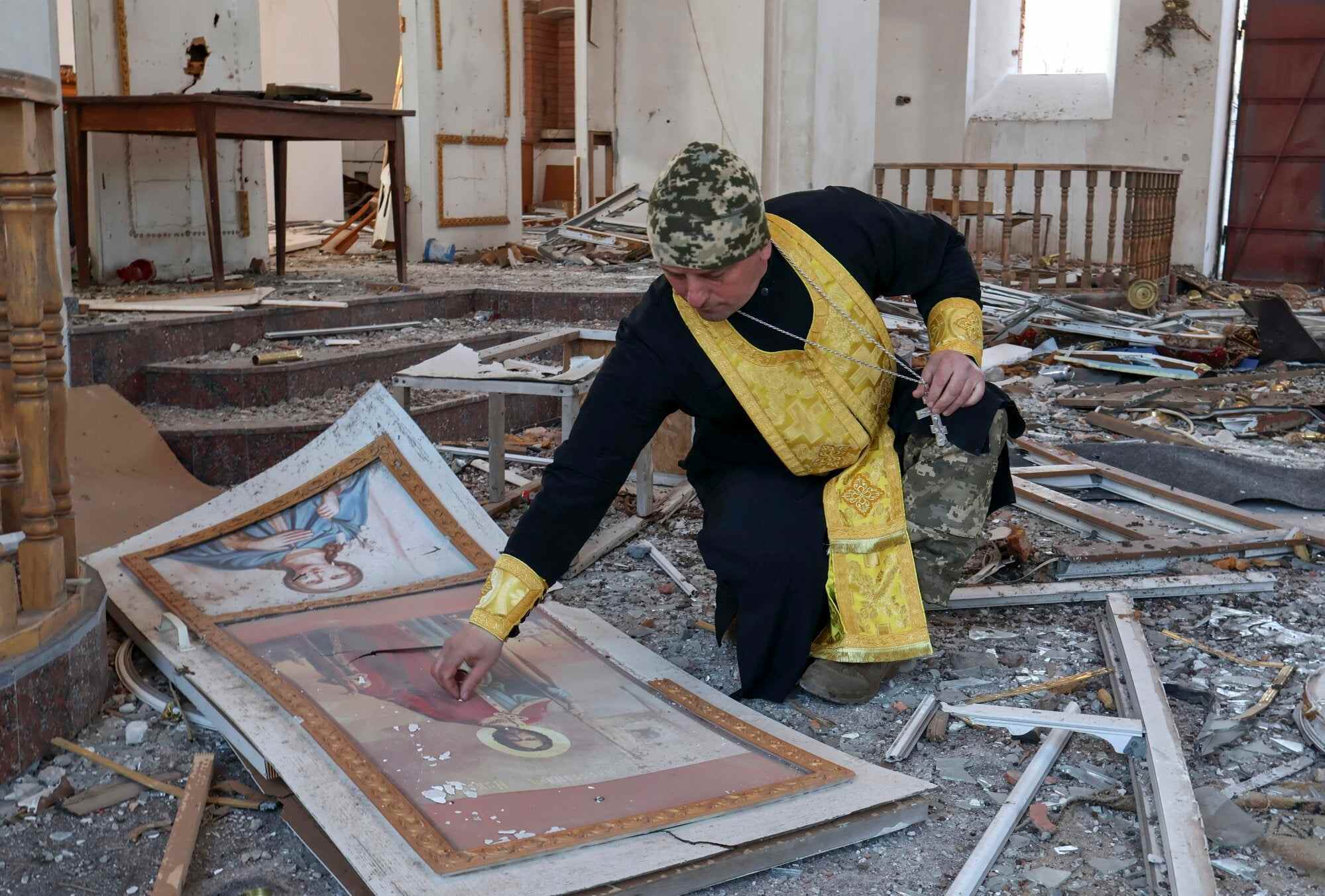 Father Sergii prepares to conduct a Palm Sunday prayer service in the destroyed Church of the Intercession of the Holy Mother of God in the frontline city of Orikhiv, Zaporizhzhian area, Ukraine, amid the ongoing Russian invasion. Photo: EPA