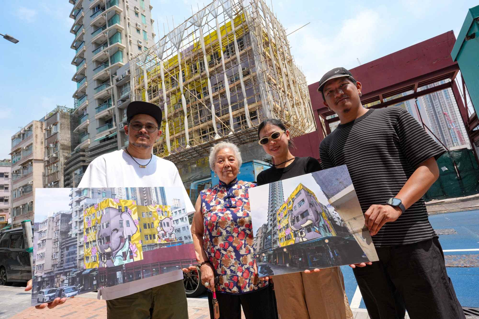 Thai artists Mauy (left), Waris (second from right) and Jahdub (right) with Wong Siu-yung, chairwoman of the Jenford Building owners’ corporation. Photo: Jelly Tse