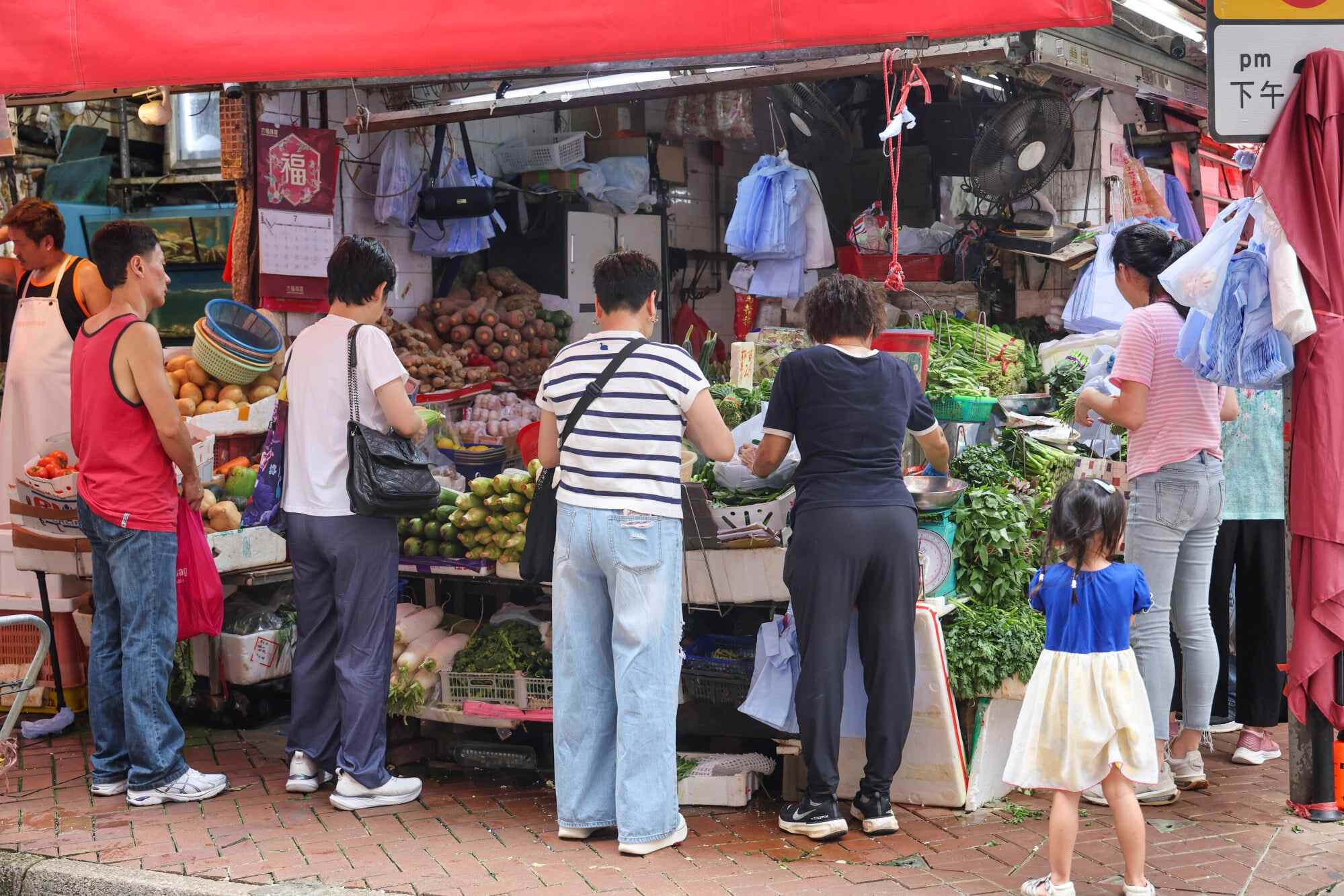 One way to reduce your carbon footprint is to shop for locally-grown produce. Photo: Dickson Lee
