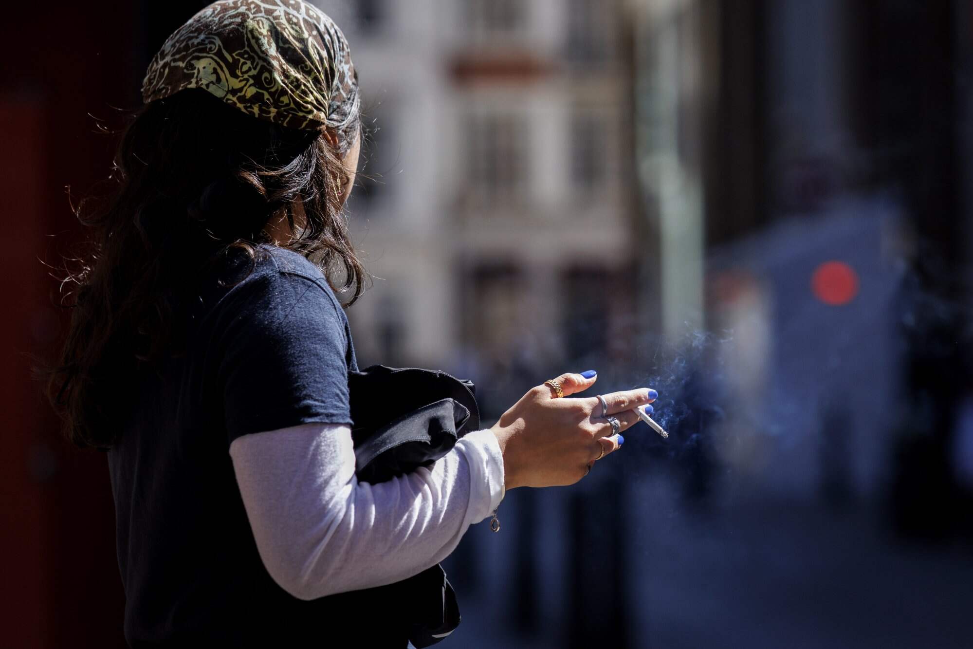 A person smokes in London. The ban on sales to young people born after 2008 will begin on January 1, 2027, the year in which they turn 18 and become adults. Photo: EPA