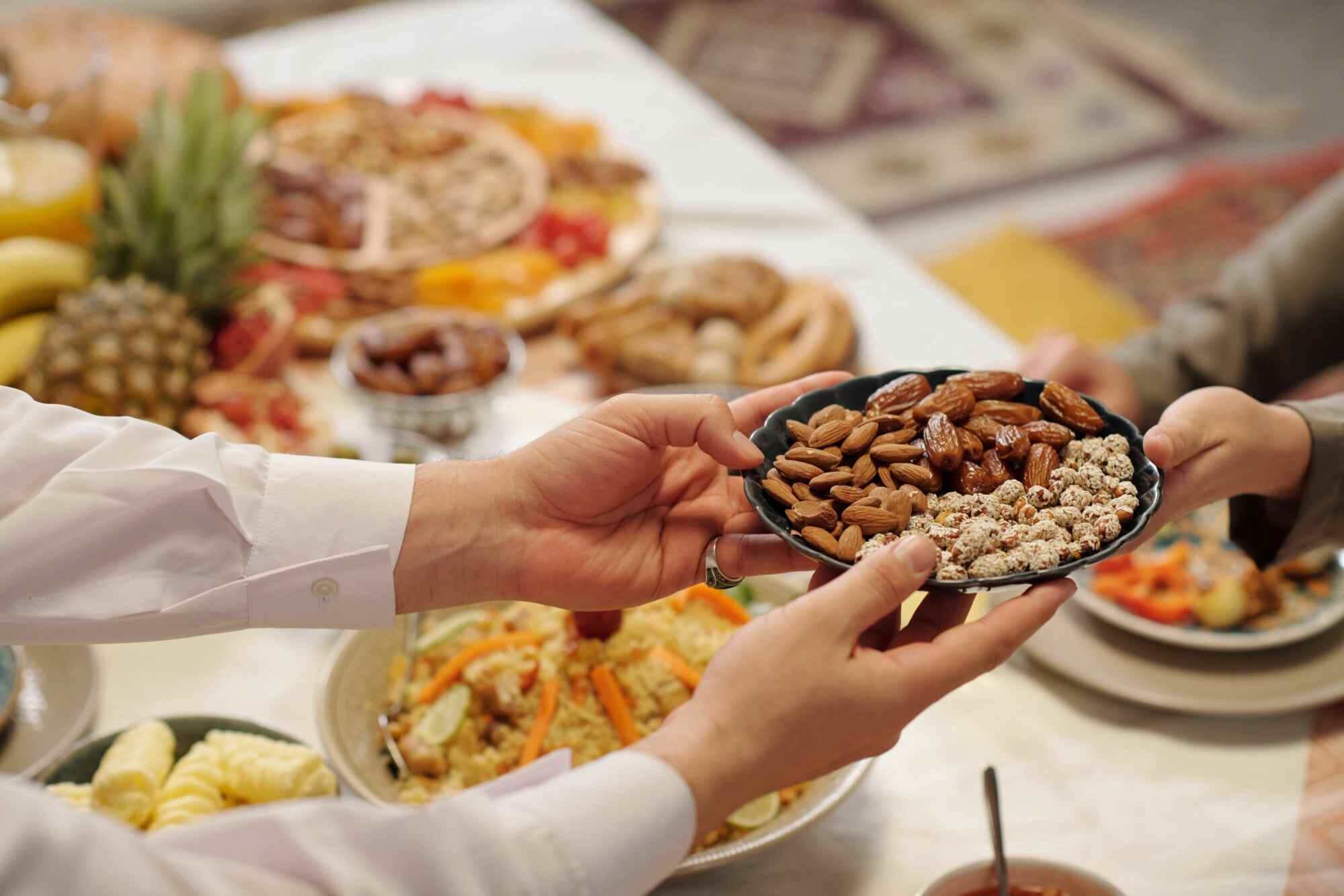 Sharing a meal with a friend can help you build bonds. Photo: Shutterstock