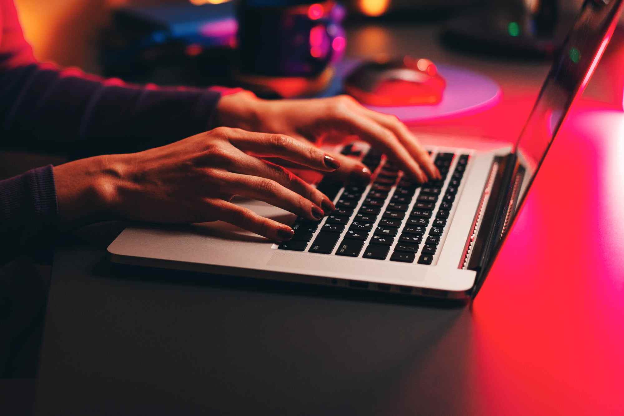 The constant access to information through technology has led to cognitive offloading, where people rely on AI and superficial thinking rather than developing their own insights, one student writes. Photo: Getty Images