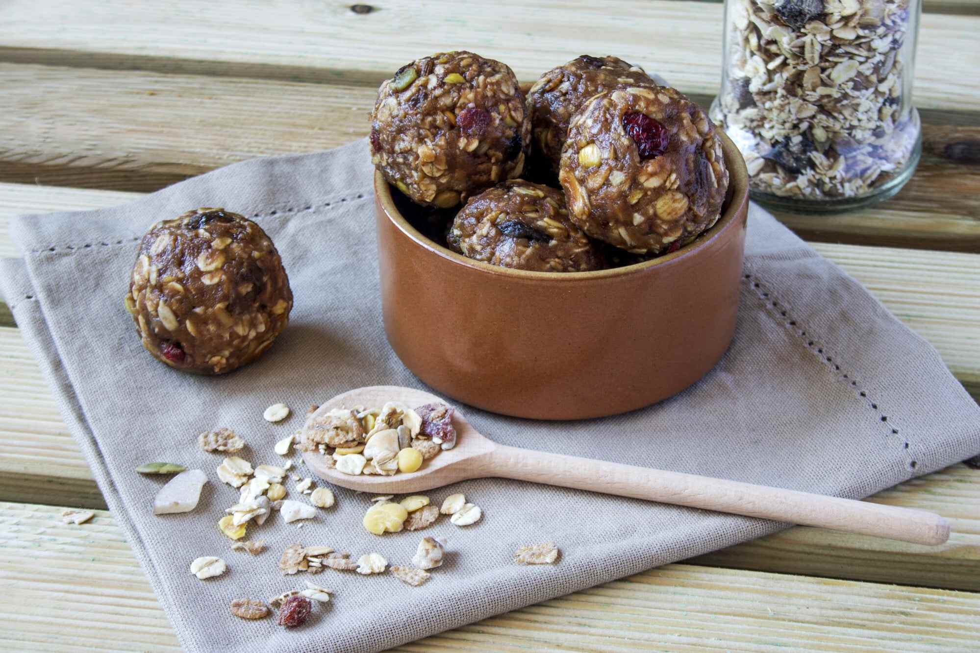 You can customise these banana bites with dark chocolate and cranberries for a little more flavour. Photo: Shutterstock