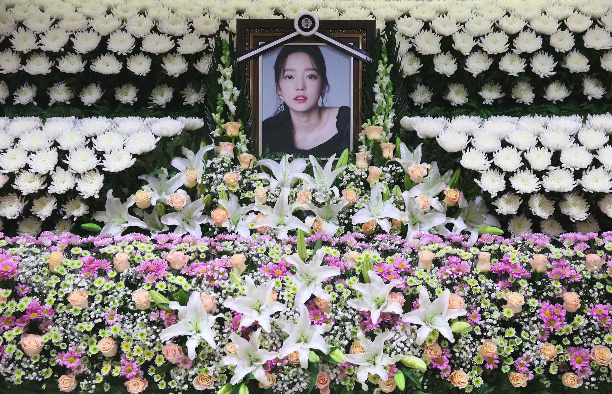 A portrait of the late K-pop star Goo Hara placed at an altar in a hospital in Seoul on November 25, 2019. Photo: AFP
