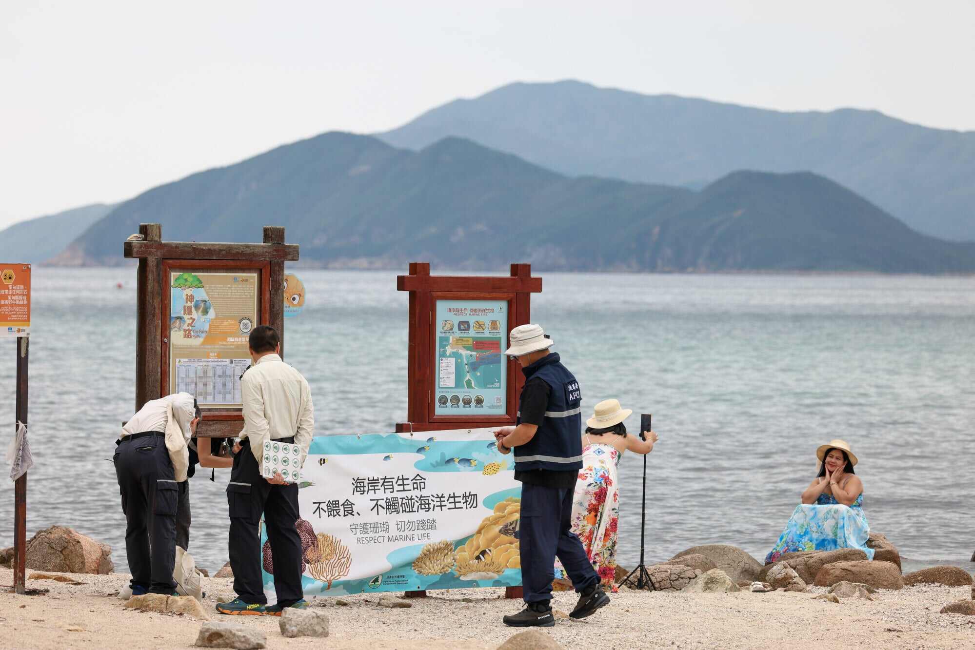 Officials and volunteers from the Agriculture, Fisheries and Conservation Department (AFCD), Food and Environmental Hygiene Department (FEHD), World Wildlife Fund (WWF) and Greenpeace were deployed to Sharp Island at Sai Kung on the first day of the Labour Day ‘golden week’ holiday this year. Photo: Dickson Lee
