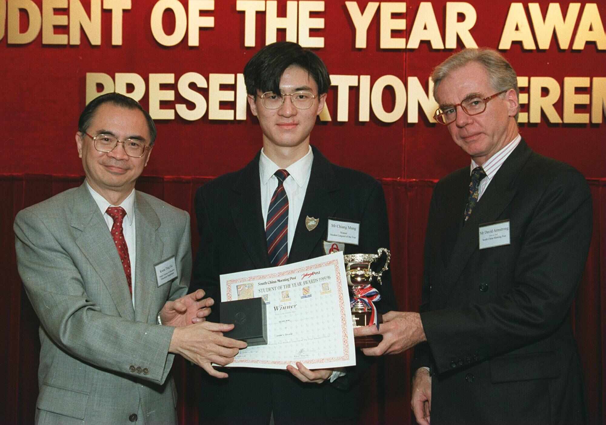 Mung Chiang (centre) receives his student award from then deputy director of education Kwan Ting-fai (left) and then SCMP editor-in-chief David Armstrong. Photo: Tony Aw