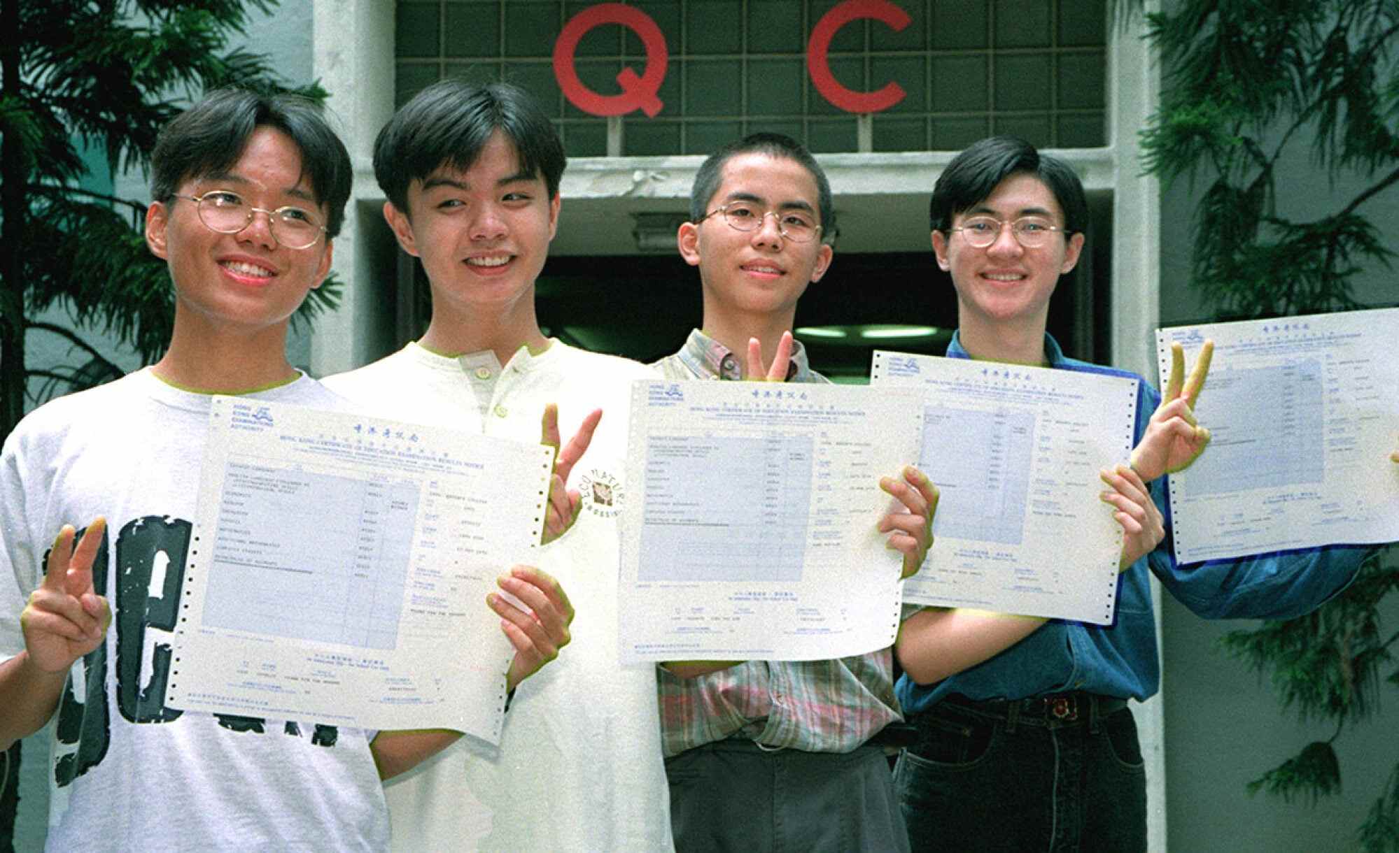 Mung Chiang (first from right) was one of four Queen’s College students to get 10 As in the Hong Kong Certificate of Education Examination in 1995. Photo: Martin Chan