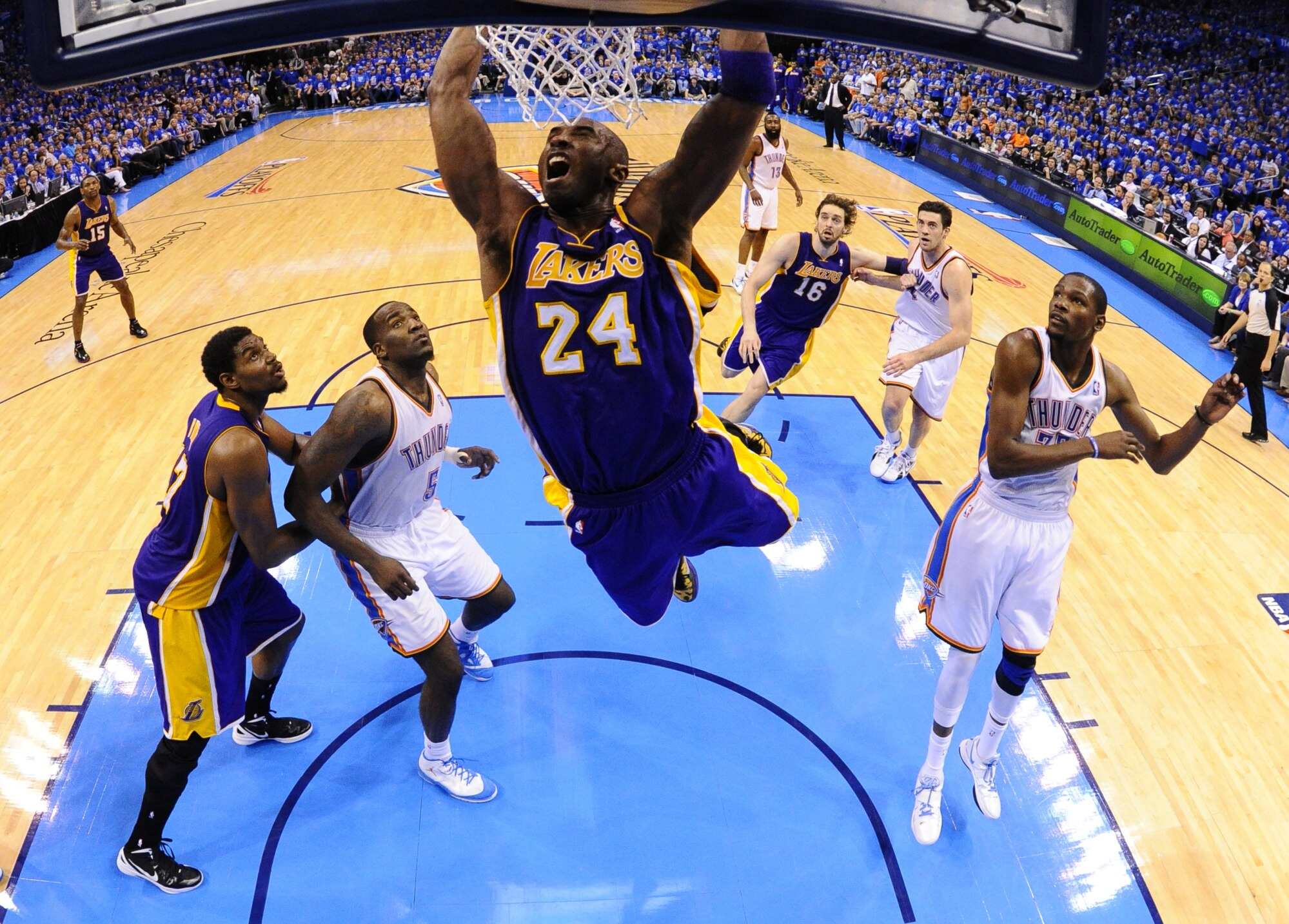 Kobe Bryant (centre), one of the most famous basketball players of all time, died in a helicopter crash in 2020, alongside his daughter. Photo: EPA-EFE