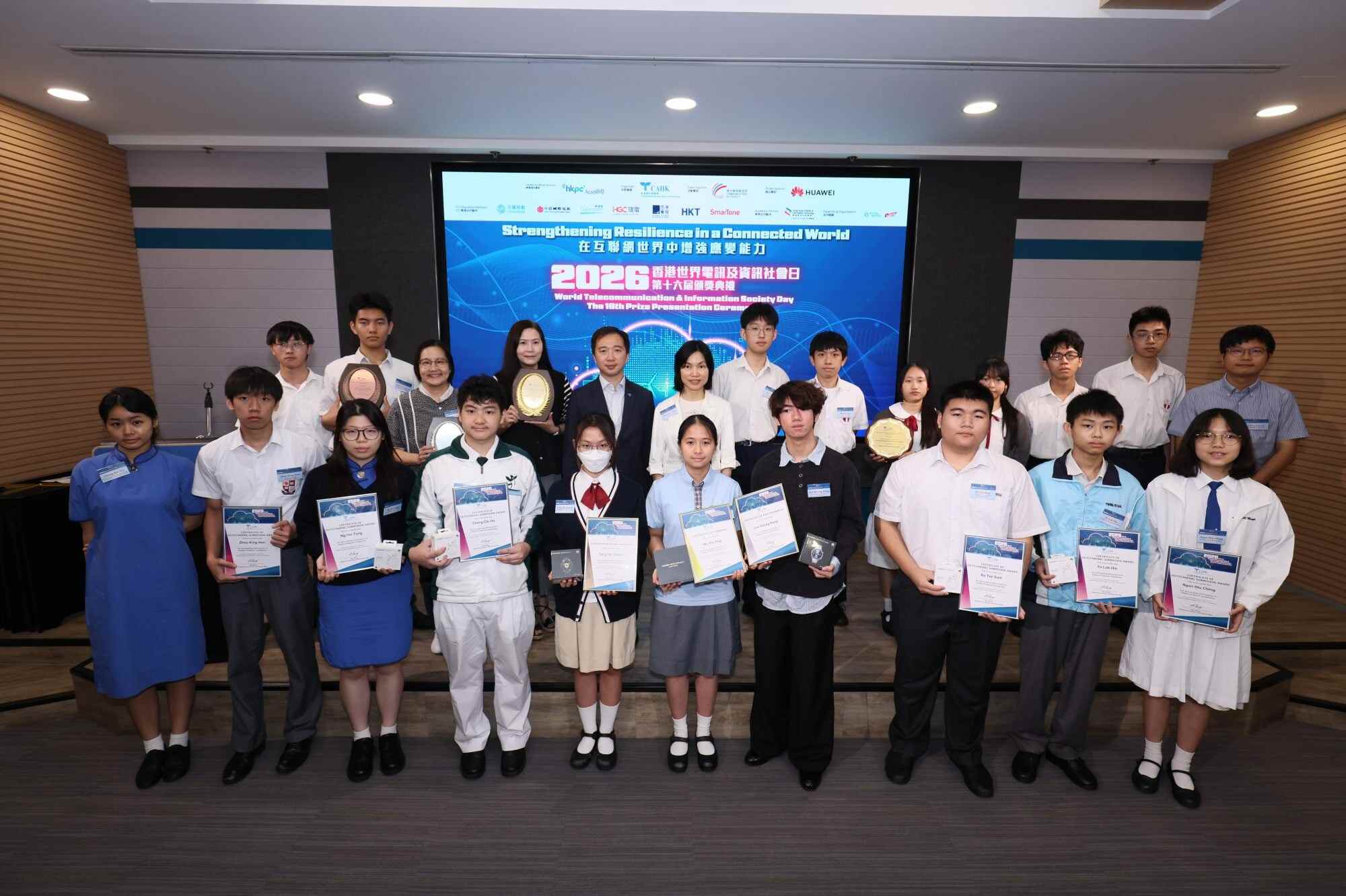 Winners and honorees of the “Student Proposal Competition” received prizes and recognition at the prize presentation ceremony. Photo: Handout