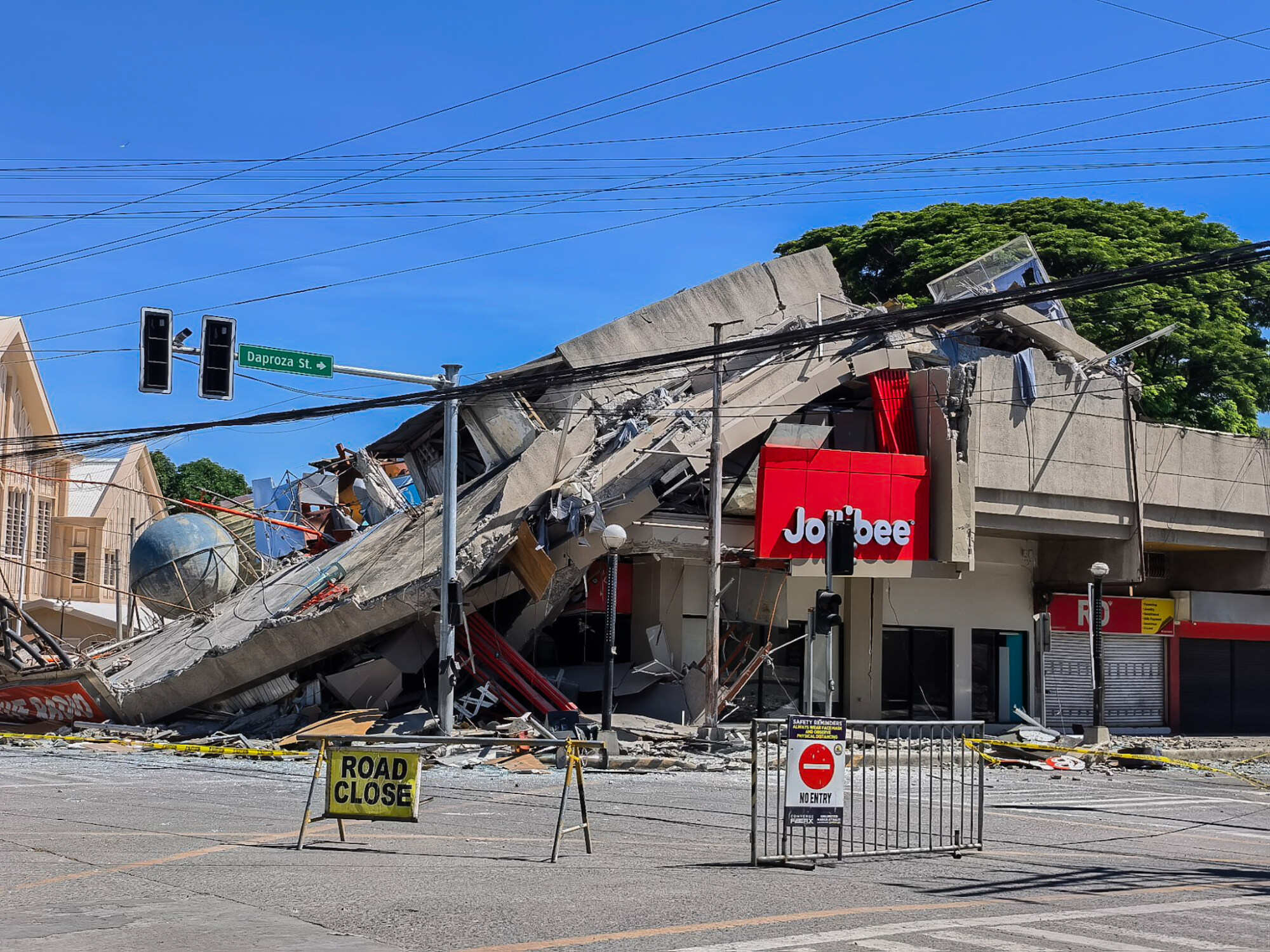 Authorities have warned that buildings that sustained cracks could collapse due to aftershocks, which could be dangerously powerful. Photo: Xinhua