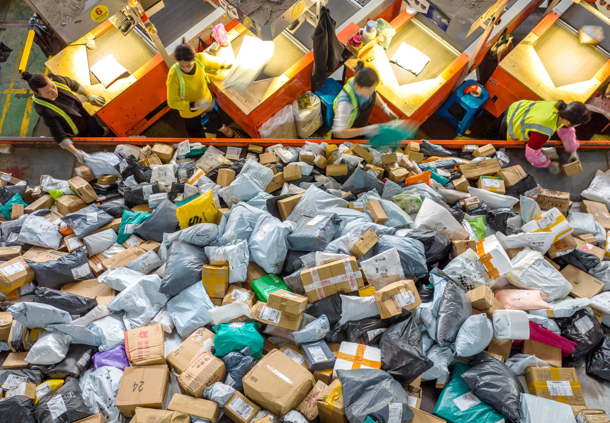 An aerial drone photo taken in November 2024 shows an automatic sorting line at an express delivery company in Changxing County of Huzhou City, east China’s Zhejiang Province. Photo: Xinhua