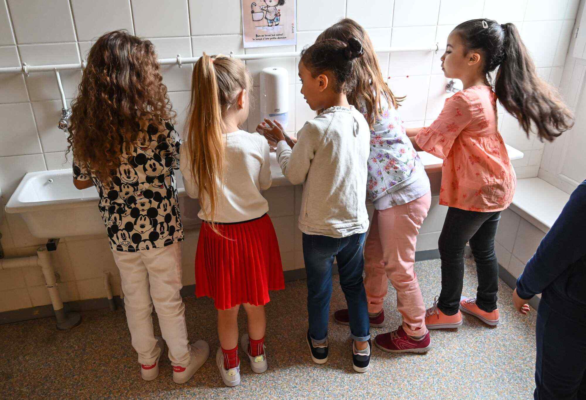 Children wash their hands before entering their classroom at Turgot primary school in Lille, northern France, on September 1, 2020. Photo: AFP