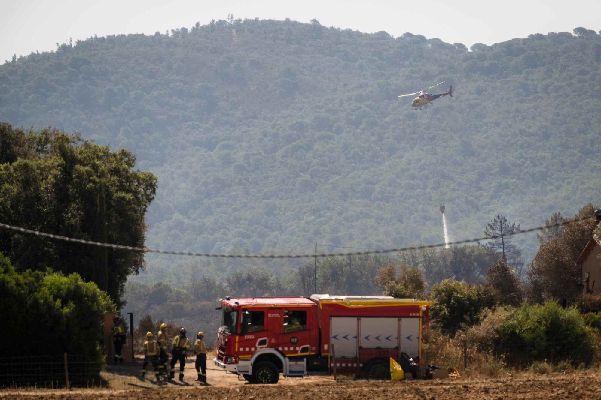 A fire department helicopter flies in an area near the town of Calonge, Catalonia, northeastern Spain, following the fire that broke out on July 5 in La Bisbal d’Emporda (Girona). Photo: EPA