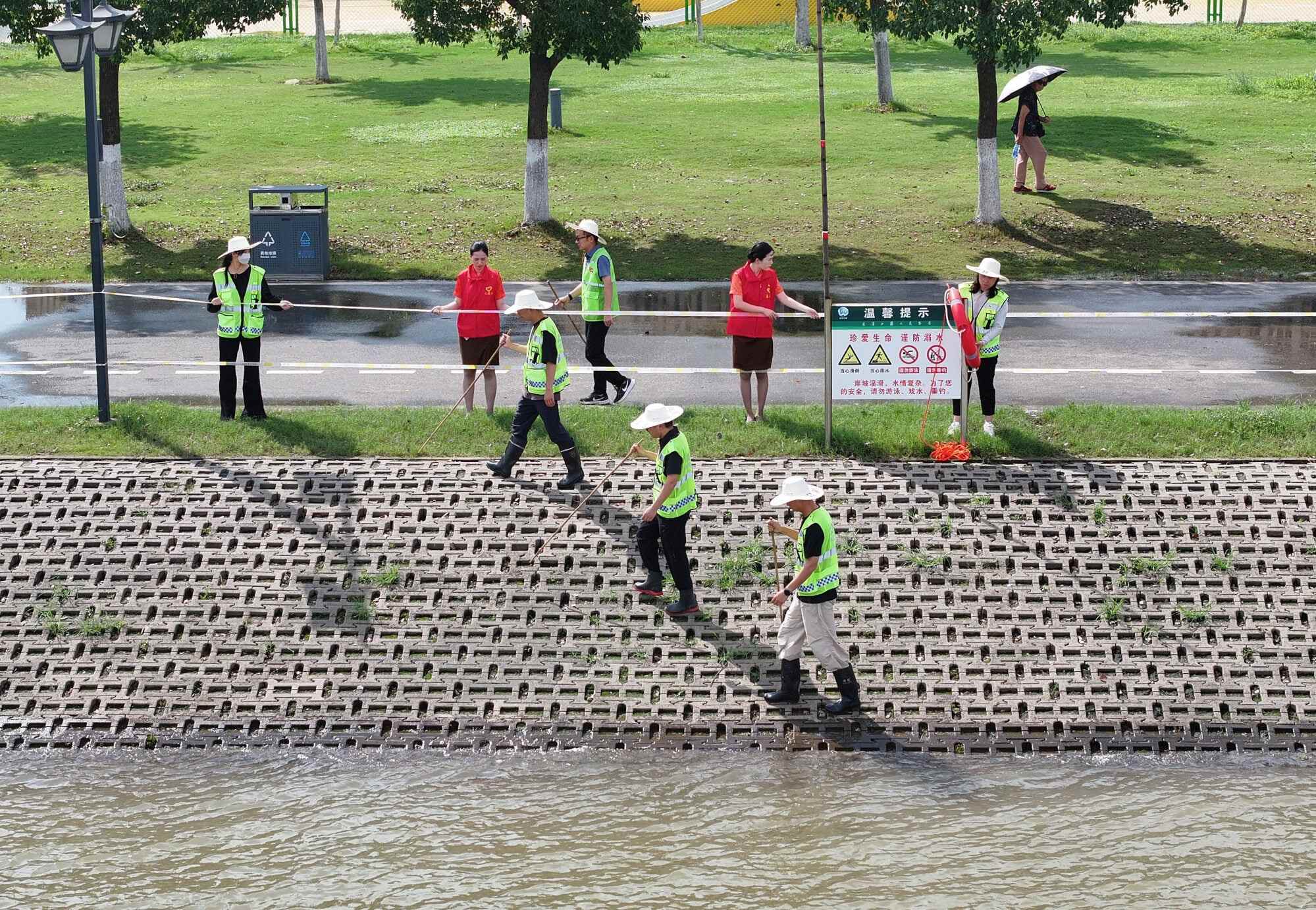 Flood control personnel and volunteers check the condition of a levee along the Yangtze River in Wuchang, Wuhan, in China’s central Hubei province. Photo: Xinhua