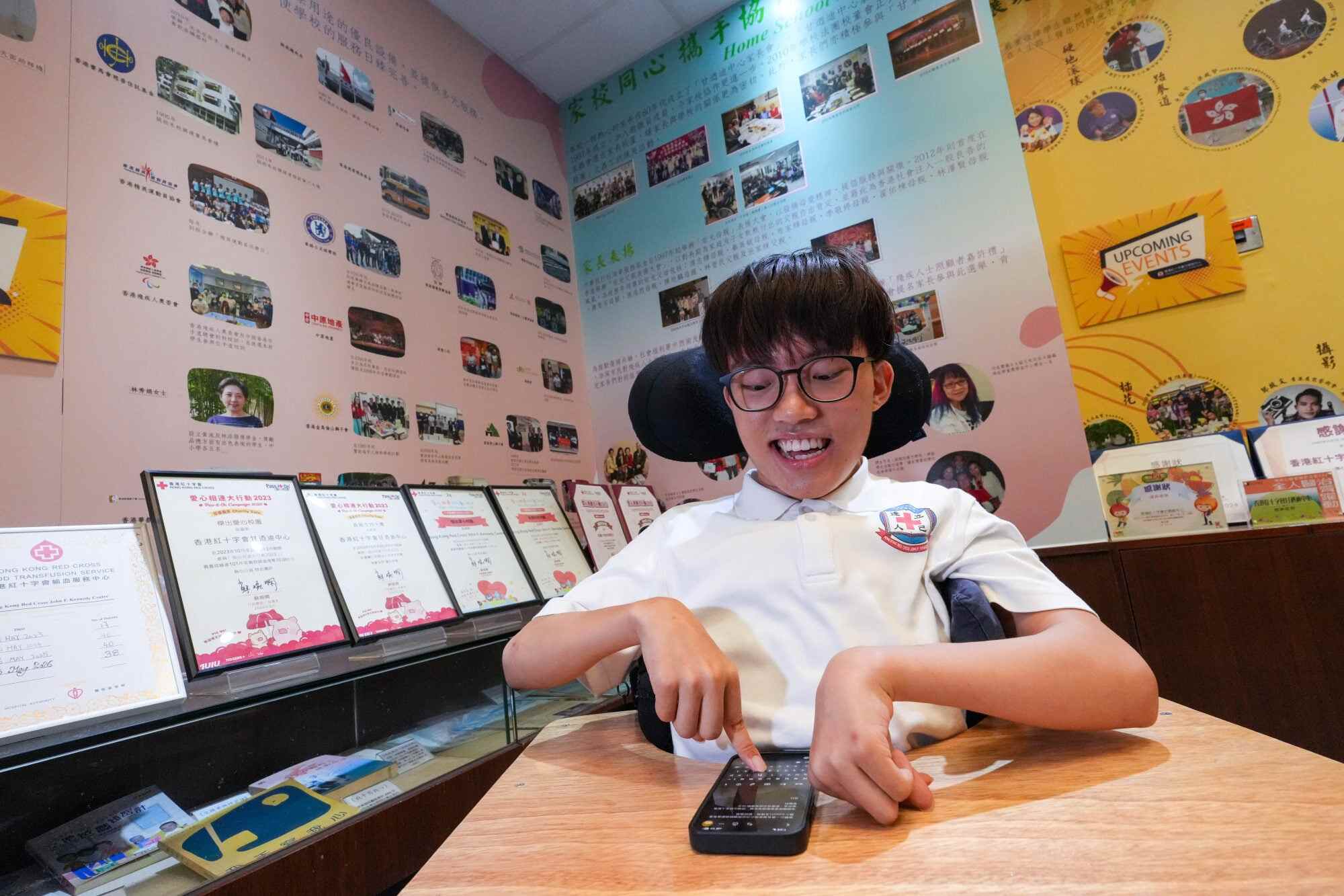 Tam Chun-yu demonstrates how he used a mobile phone to answer the DSE examination questions. Photo: Jelly Tse