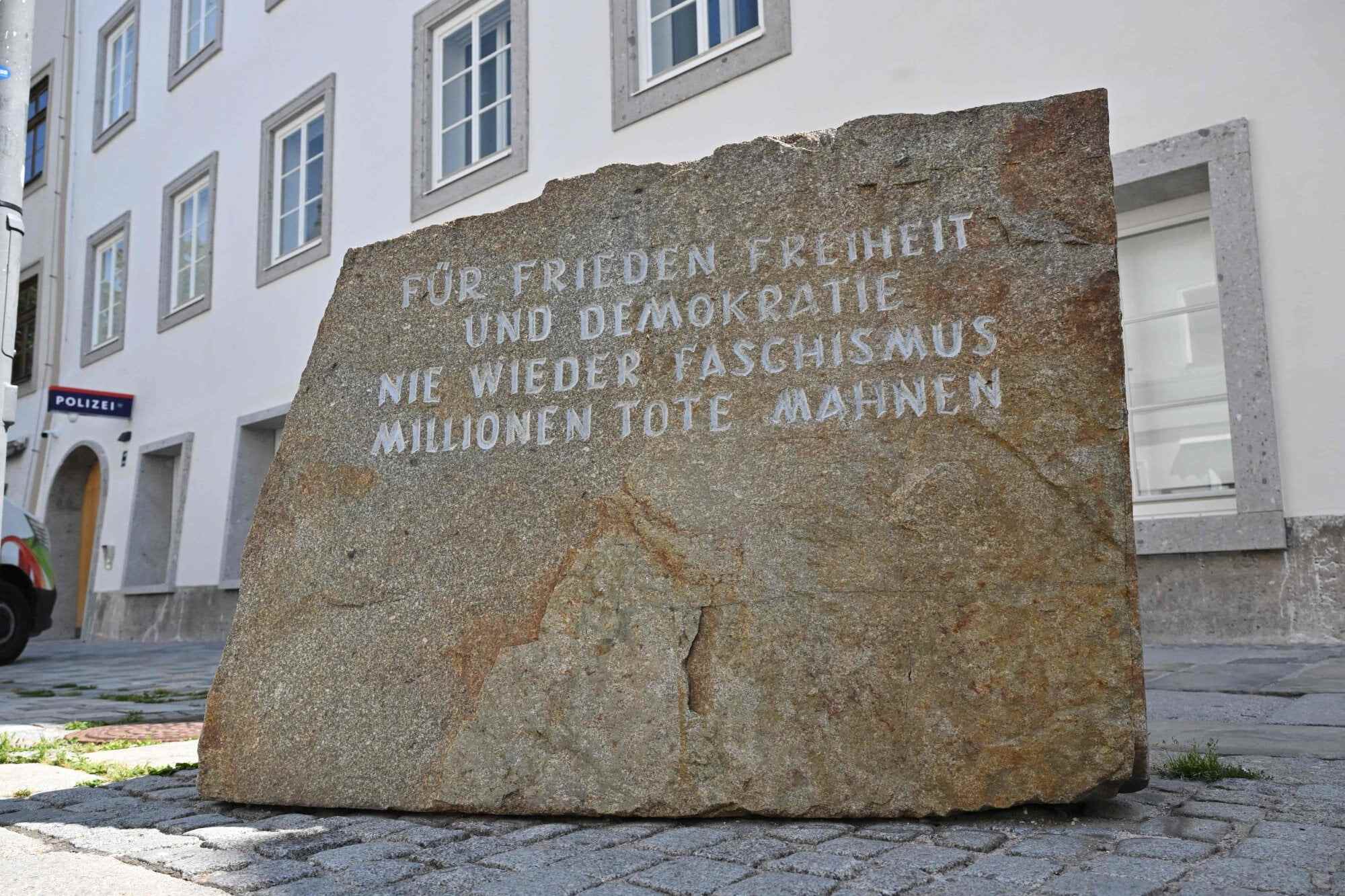 The commemorative stone with the inscription “For peace in freedom and democracy. Never again fascism. Millions of dead are a warning” in front of the birth house of German dictator Adolf Hitler in Braunau am Inn, Austria. Photo: AFP