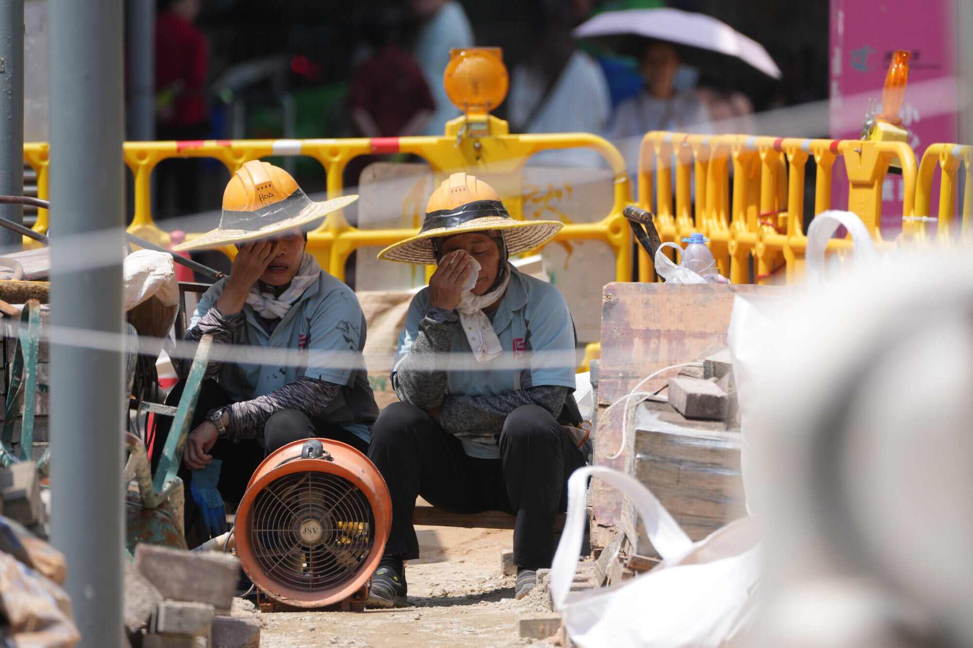 Construction workers work under extreme hot weather at To Kwa Wan. Photo: Sam Tsang