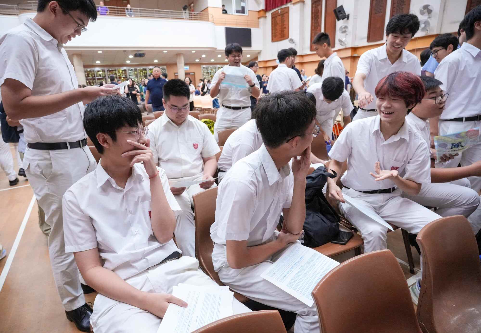 Queen’s College students react to their DSE results. Sunny Sun’s remark brought the record-breaking total of perfect scorers to 25. Photo: May Tse