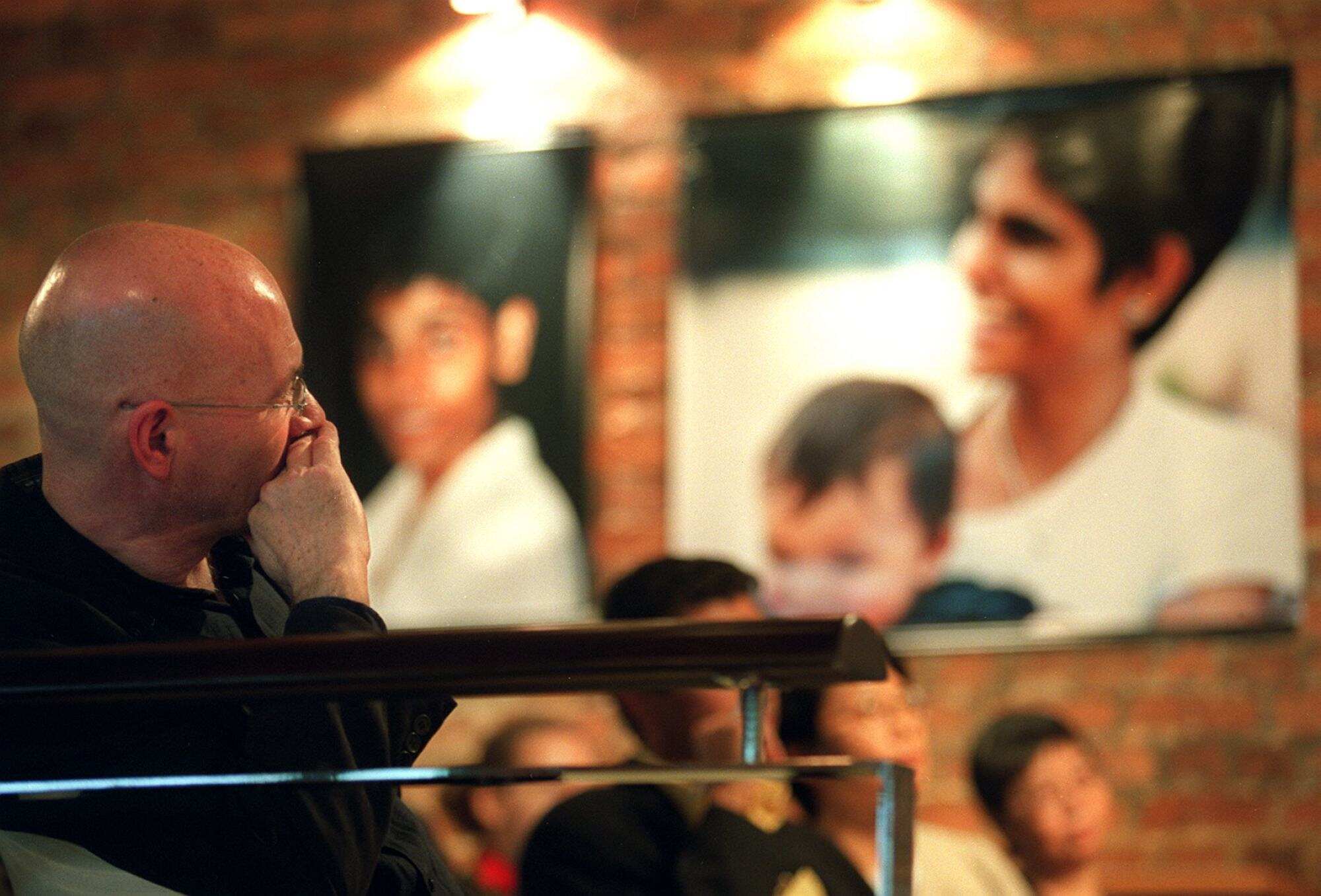Martin Jacques (left) looks at pictures of his deceased wife, Harinder Veriah, during the memorial service at the foreign correspondent’s club in March 2001. Photo: Ricky Chung