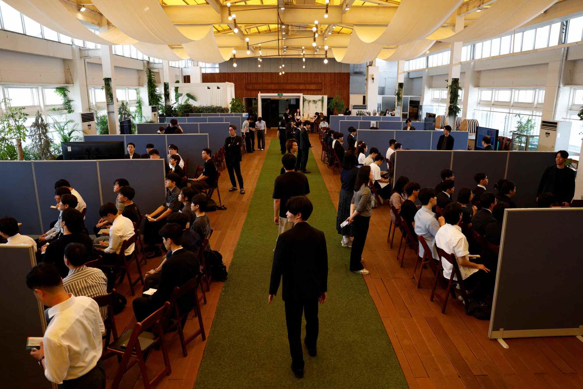 South Korean jobseekers attend a job fair in Seoul. The number of working young South Koreans aged 15 to 29 dropped by 285,000 between June 2022 and June this year, according to the central bank. Photo: Reuters