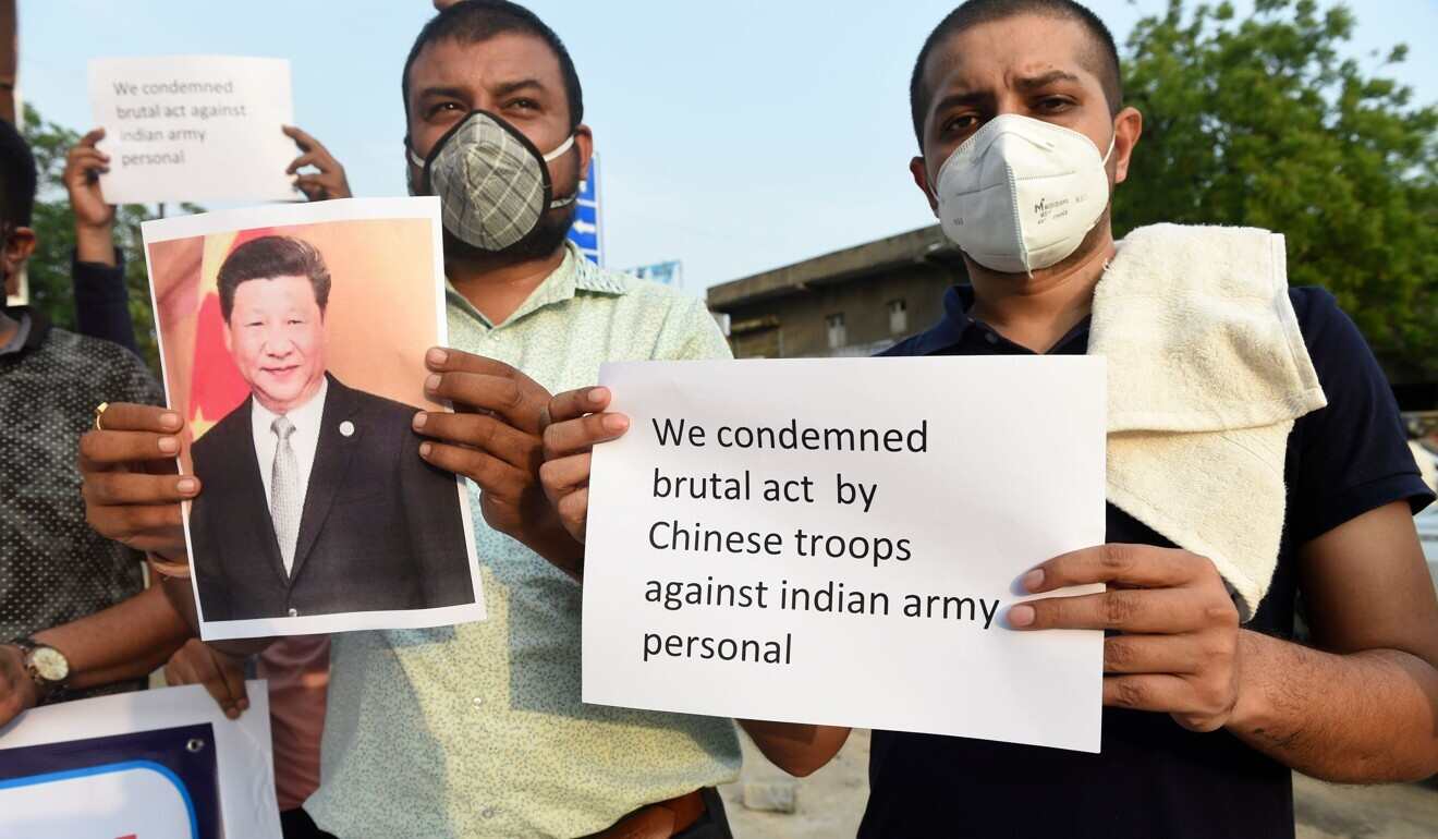 Members of the non-governmental organisation MADADGAAR PARIVAR, hold placards and shout slogans as they protest against the killing of Indian soldiers by Chinese troops. (Photo by SAM PANTHAKY / AFP)